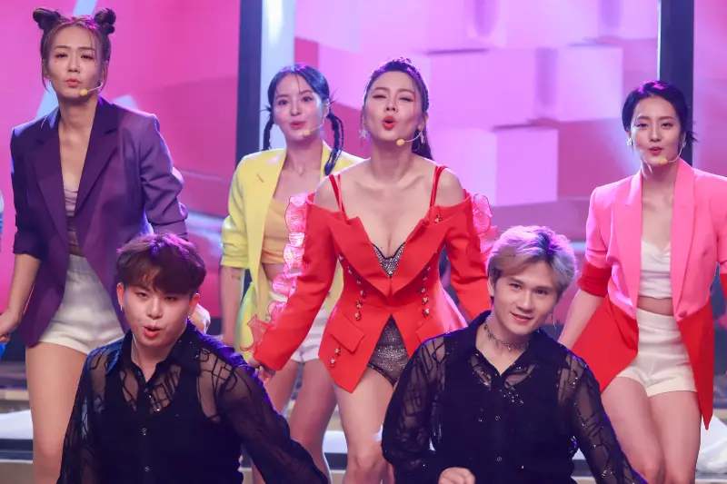 ▲春節特別節目《民視第一發發發》主持人白家綺（中）性感火辣的演出讓觀眾目不轉睛，受訪時羞曝與老公吳東諺私下情趣。（圖／民視提供）