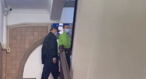 ▲幼兒園狼師毛畯珅性侵6童，高院重判28年8月，今召開延押庭，毛畯珅面對媒體詢問「是否上訴」、「要不要道歉」等問題，皆未有回應，不過上樓時，毛畯珅刻意回頭再看記者一眼。（圖／翻攝畫面）