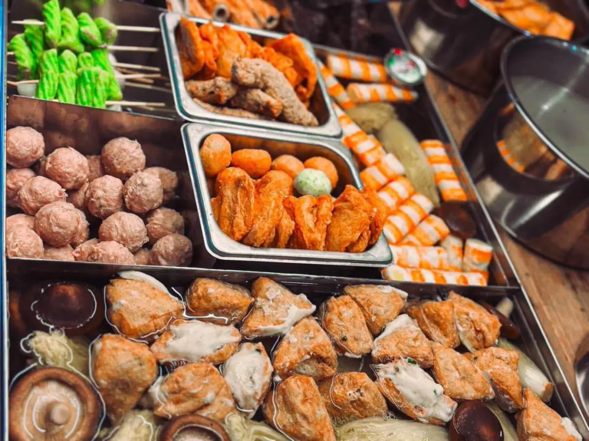 ▲關東煮專賣店馬の關東煮，開放式關東煮台熱氣氤氳，天寒時來一碗，暖胃又暖心。（圖／業者提供）