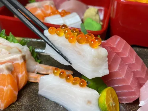從日本料理到宵夜關東煮 深夜美食王開放全台加盟創業 ▲新竹竹北好吃生魚片就在「馬の生食丼」,從色澤鮮艷的魚肉和紋路細膩的油脂,就能看出有多新鮮(圖/業者提供)