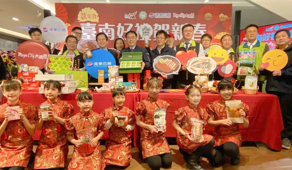▲臺南市長 黃偉哲(圖中)攜手遠東百貨共同推銷臺南在地小農特色農產（圖／板橋大遠百提供）