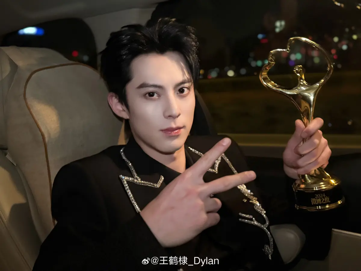 ▲陸劇《大奉打更人》熱度飆破3萬，主演王鶴棣今日在微博上兌現「脫衣」承諾，秀出倒三角的好身材以及王字腹肌。（圖／取自王鶴棣微博）