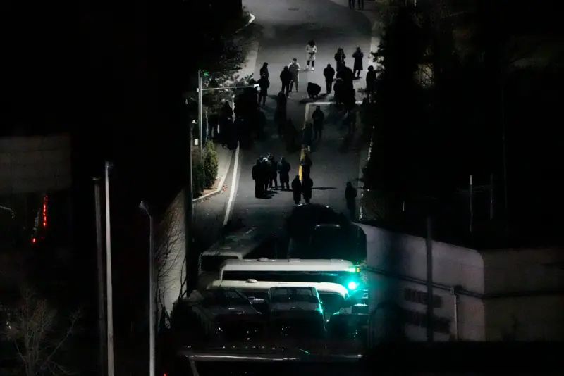 ▲韓國警方出動千名警力到總統官邸，強制解散現場的尹錫悅支持者。（圖／美聯社／達志影像）