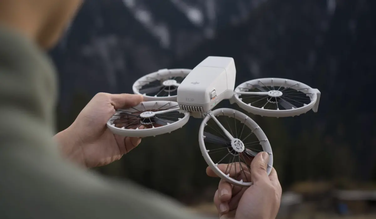 ▲DJI 最新空拍機 Flip，首創可摺疊設計的全包圍式螺旋防護罩，影像部分支援4K 60fps，畫質應該更能滿足創作的需求。（圖／翻攝官網）