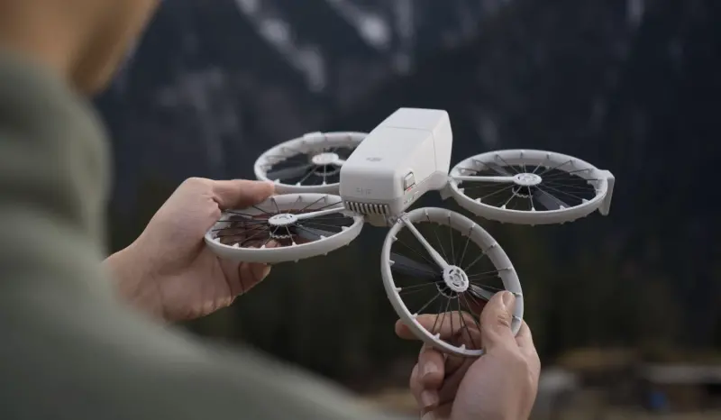 ▲DJI 最新空拍機 Flip，首創可摺疊設計的全包圍式螺旋防護罩，影像部分支援4K 60fps，畫質應該更能滿足創作的需求。（圖／翻攝官網）