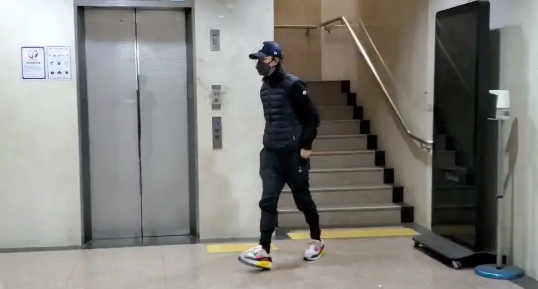 ▲因為藝人李威遭北檢傳喚因而曝光的北市精舍殺人案，疑似幕後藏鏡人也是精舍負責人的作家王蘊，目前仍在羈押中，今檢警再搜索、拘提3名信徒到案。（圖／翻攝畫面）