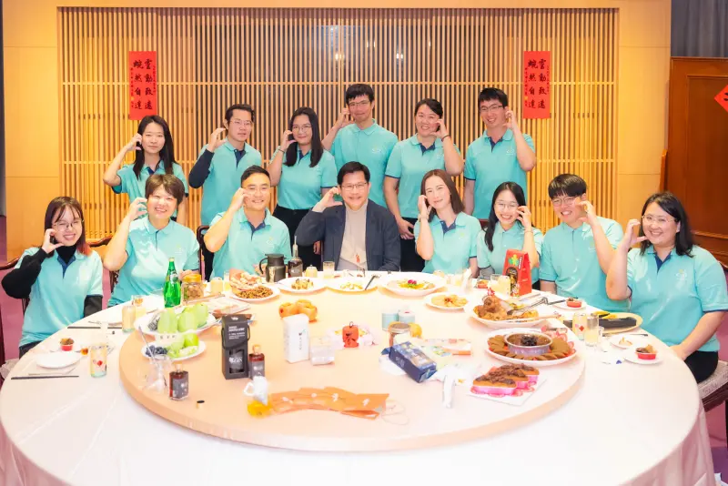 ▲外交部長林佳龍率領農青大使們一起向國人拜年！（圖／外交部提供）