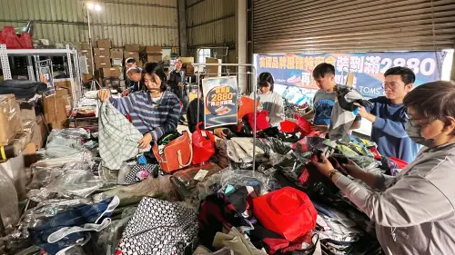 ▲美國品牌服飾特賣會以「裝到滿」為活動方式。(圖/記者陳美嘉攝) ▲美國品牌服飾特賣會以「裝到滿」為活動方式。(圖/記者陳美嘉攝)