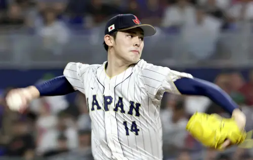 佐佐木朗希(Roki Sasaki)爭奪戰趨於白熱化,目前有機會簽下這位日本大物投手的球隊,僅剩下道奇、教士與藍鳥3隊,最快即將在台灣時間本周四,也就是2025年國際業餘球員簽約日首日,佐佐木朗希就有望宣布將前往哪支球隊,並在1月24日前簽署合約。(圖/美聯社/達志影像) ▲佐佐木朗希(Roki Sasaki)爭奪戰趨於白熱化,目前有機會簽下這位日本大物投手的球隊,僅剩下道奇、教士與藍鳥3隊,最快即將在台灣時間本周四,也就是2025年國際業餘球員簽約日首日,佐佐木朗希就有望宣布將前往哪支球隊,並在1月24日前簽署合約。(圖/美聯社/達志影像)