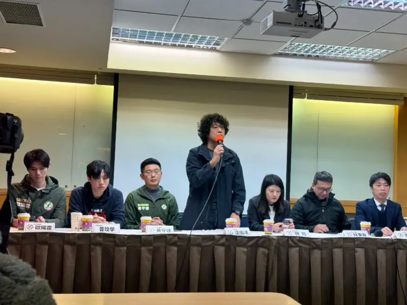 ▲民進黨立委、議員與無黨籍議員曾玟學一同召開記者會，宣示力挺大罷免，喊出「回應民意我不缺席」，將作為罷免團體的後盾。（圖／記者陳威叡攝，2025.01.15）
