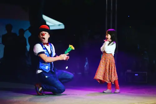 ▲鶯歌陶瓷博物館於年節期間邀請周子益等街頭藝人表演，歡迎民眾同樂。（圖／新北市政府文化局提供）