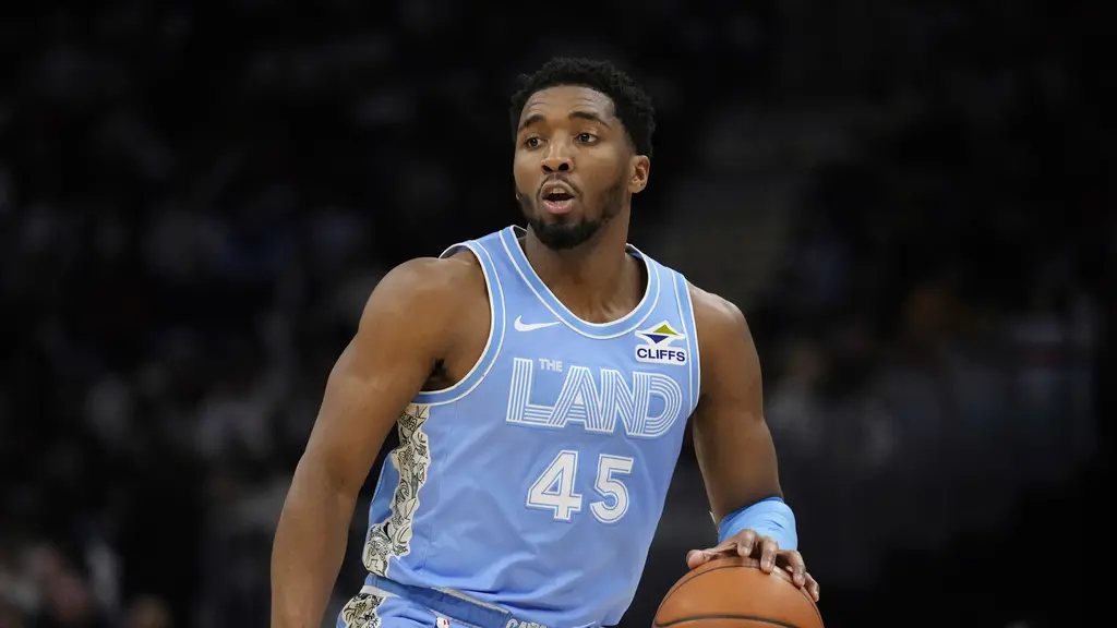 ▲NBA例行賽東、西區龍頭今（15）日都有進行賽事，克里夫蘭騎士上一場12連勝被中斷，此役對上同樣的對手印第安納溜馬，球隊在明星後衛Donovan Mitchell轟下35分的帶領下完成復仇，以127：117戰勝對手。（圖／美聯社／達志影像）