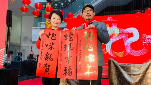 ▲方文山（右）去年也寫過蛇年春聯，還同框台中市長盧秀燕。（圖／記者顏幸如攝）