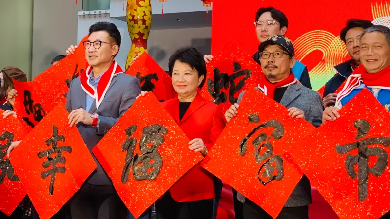 ▲方文山與盧秀燕、立法院副院長江啟臣等人一起現場揮毫、展示作品。（圖／記者顏幸如攝，2025.01.15）