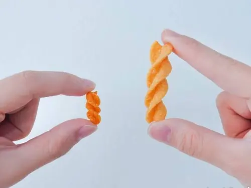 ▲202501-可樂果MINI，專為追劇及打遊戲吃零食方便，縮小版尺寸超好吃。（圖／品牌提供）