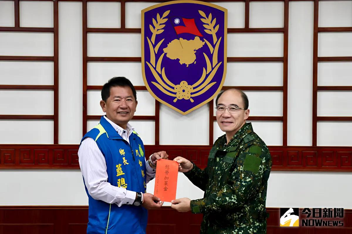 ▲九如鄉長藍聰信率團前往八軍團春節敬軍慰問兵頒發加菜金，由指揮官廖建興代表受贈。（圖／記者莊全成攝，2025.01.15） 