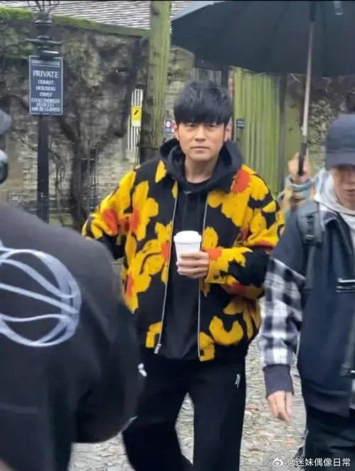 ▲周杰倫臉部看起來鬆垮，也可能是角度和光影造成。（圖／翻攝自微博）