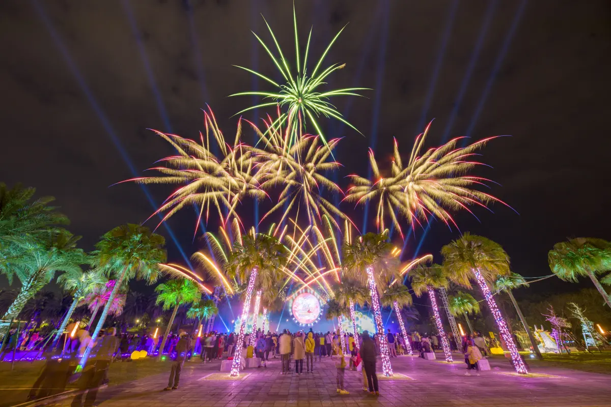 ▲2025花蓮太平洋燈會即起至2月16日舉行，除了除夕休息之外，每晚6時至10時都能到花蓮市日出大道欣賞主燈秀和藝術裝置。（圖／花連縣觀光處提供）