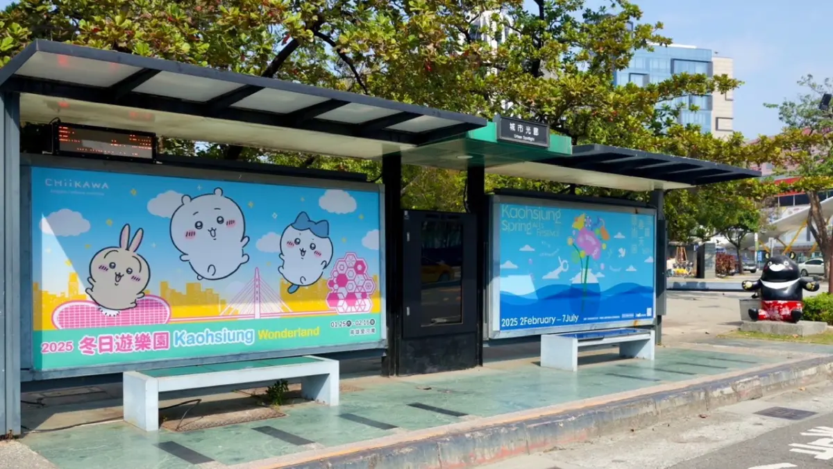 ▲高雄市區街道已陸續露出「吉伊卡哇」公車候車亭及路燈旗。（圖／高市府觀光局提供）