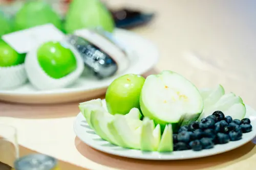 青農大使向林佳龍拜年 ▲蜜棗、藍媒及燕巢芭樂。(外交部提供)