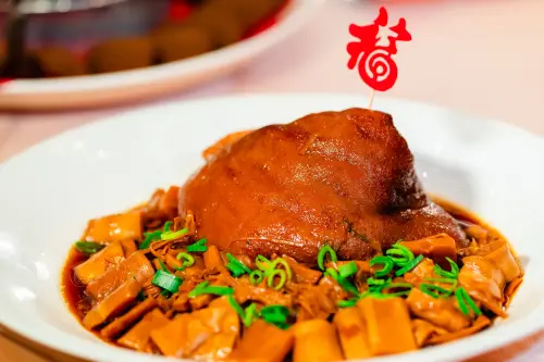 青農大使向林佳龍拜年 ▲筍乾絲蹄膀。(外交部提供)