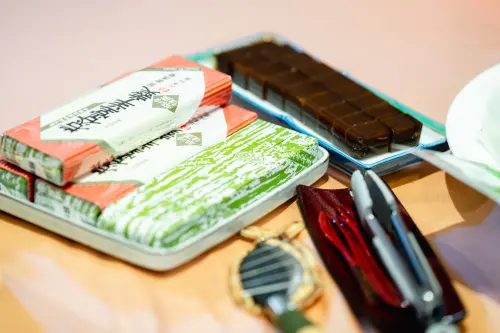 青農大使向林佳龍拜年 ▲名揚日本的桂圓羊羹。(外交部提供)