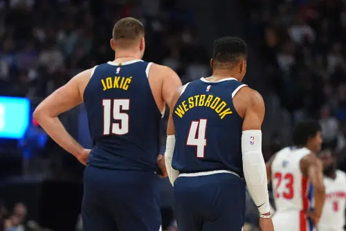 Jokic/Westbrook的擋拆戰術,與和Murray進行的配合不同,Westbrook會在禁區強制塞球給Jokic。 ▲Jokic/Westbrook的擋拆戰術,與和Murray進行的配合不同,Westbrook會在禁區強制塞球給Jokic。(圖/美聯社/達志影像)