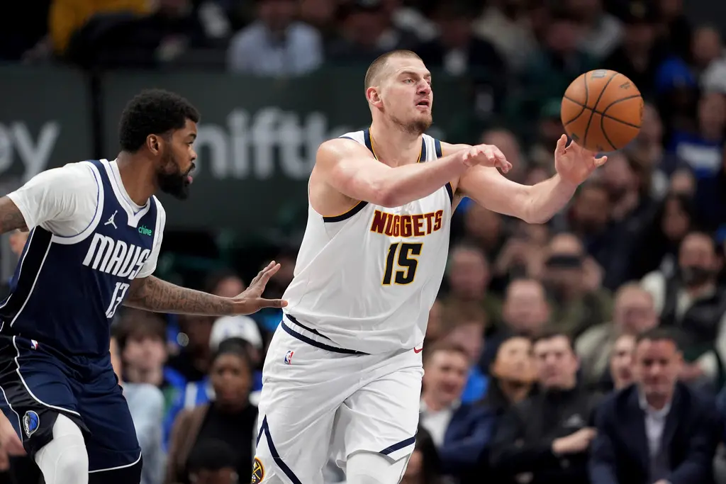 ▲丹佛金塊Nikola Jokic全場僅出手7次命中4球，就攻下大三元，本季出賽34場拿16次大三元，為生涯同期最快，超越NBA傳奇球星「大鳥」Larry Bird，締造史上最快「15000分、7500籃板與5000次助攻」成就。（圖／美聯社／達志影像）