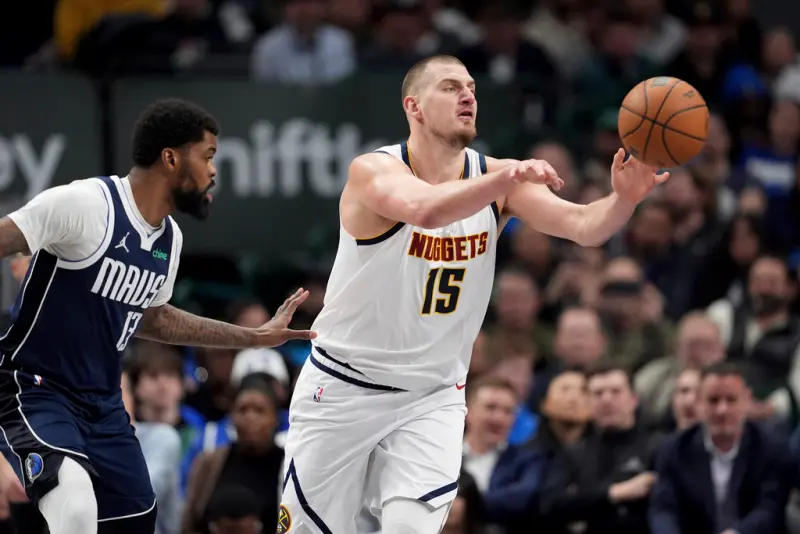 ▲丹佛金塊Nikola Jokic全場僅出手7次命中4球，就攻下大三元，本季出賽34場拿16次大三元，為生涯同期最快，超越NBA傳奇球星「大鳥」Larry Bird，締造史上最快「15000分、7500籃板與5000次助攻」成就。（圖／美聯社／達志影像）