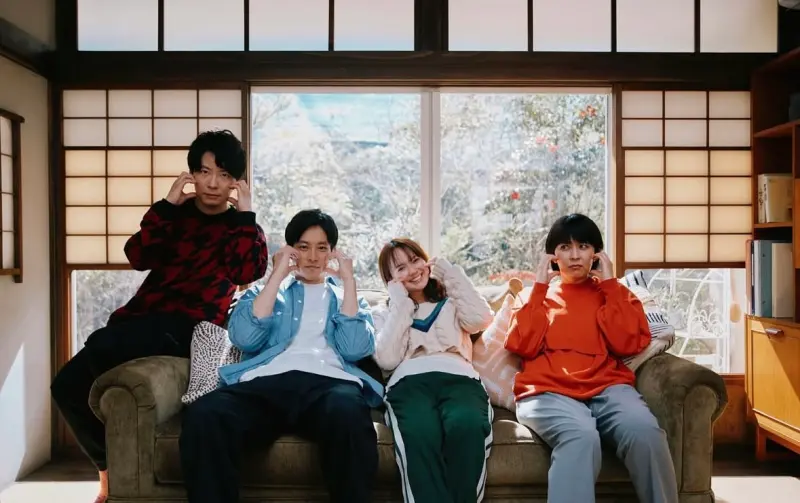 ▲熱映中的《慢行列車》由松隆子（右起）、多部未華子、松坂桃李共同出演，在劇中三人成為一家人，在雙親過世後互相扶持，觸動無數觀眾心弦。左為星野源。（圖／翻攝自slowtrain_tbs IG）