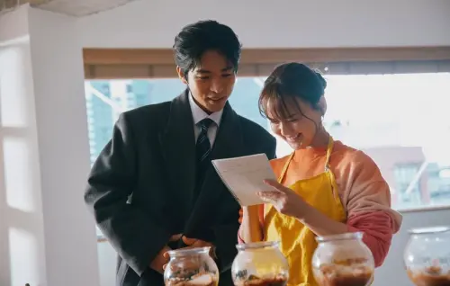 ▲都子（右）在釜山與男友努力開店，新生活中依然掛念著故鄉的家人。（圖／翻攝自slowtrain_tbs IG）