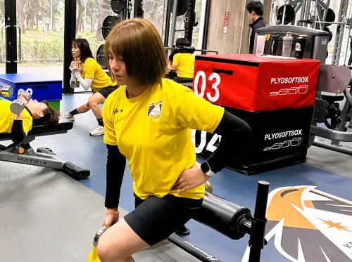 高雄先鋒聘請專業體能訓練師關注球員雙腿盼提升爆發力和肌力。(圖/高雄先鋒Attackers FC 提供) ▲高雄先鋒聘請專業體能訓練師關注球員雙腿盼提升爆發力和肌力。(圖/高雄先鋒Attackers FC 提供)