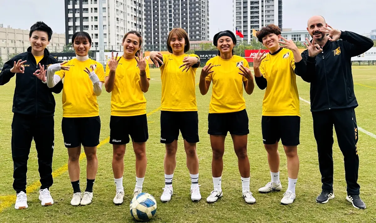 ▲(左一)體能訓練師張華真與新任總教練JOSE LUIS ROJAS(右一)在楠梓足球場與球員相見歡。（圖／高雄先鋒Attackers FC 提供）