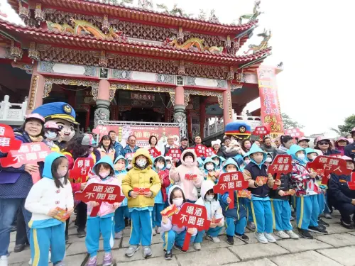 烏日警交安宣導「紅包牆」超吸睛　民眾玩到嗨
