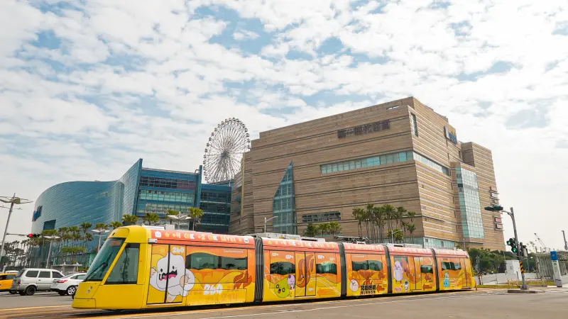 ▲首先看到列車外觀，可愛又吸睛的雪吉拉、綠水靈、皮卡啾映入眼簾，澄紅色的火焰色系包覆整輛輕軌，移動時有如一道絢麗的火焰，一邊帶著小怪物們與大家相見歡。（圖／業者提供）