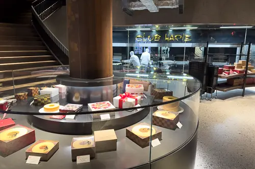 現烤蛋糕與年輪蛋糕香氣撲鼻,專賣店還提供多款限定甜點,是最佳伴手禮選擇 ▲現烤蛋糕與年輪蛋糕香氣撲鼻,專賣店還提供多款限定甜點,是最佳伴手禮選擇。(圖/業者提供)