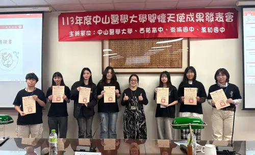 17年堅持與承諾 中山醫大關懷天使計畫守護青少年 ▲西苑高中蕭蕙蘭主任頒發關懷天使服務證書。(圖/中山醫大提供)