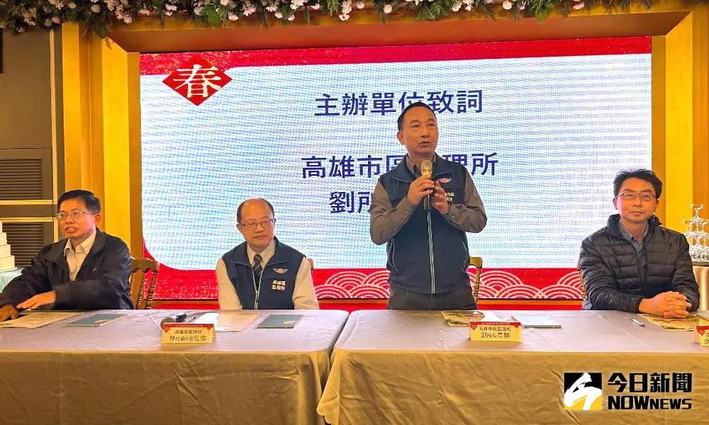 ▲交通部公路局高雄市區監理所等單位舉辦高屏地區春節期間公共運輸疏運記者會，由高雄市區監理所所長劉育麟(站立者)主持。(圖／記者黃守作攝，2025.01.15)