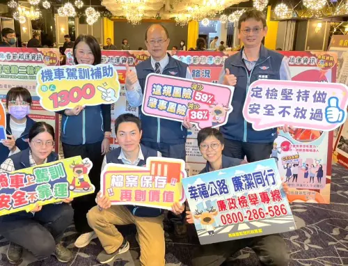 ▲高雄區監理所代理所長林弘慎(後排中)率運輸管理科科長鍾秉均(後排中)等人在現場進行交通安全宣導。(圖/高雄區監理所提供) ▲高雄區監理所代理所長林弘慎(後排中)率運輸管理科科長鍾秉均(後排中)等人在現場進行交通安全宣導。(圖/高雄區監理所提供)
