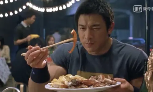 ▲劉德華拍《大隻佬》的時候穿戴30公斤的肌肉,相當吃力。(圖/翻攝自愛奇藝) ▲劉德華拍《大隻佬》的時候穿戴30公斤的肌肉,相當吃力。(圖/翻攝自愛奇藝)