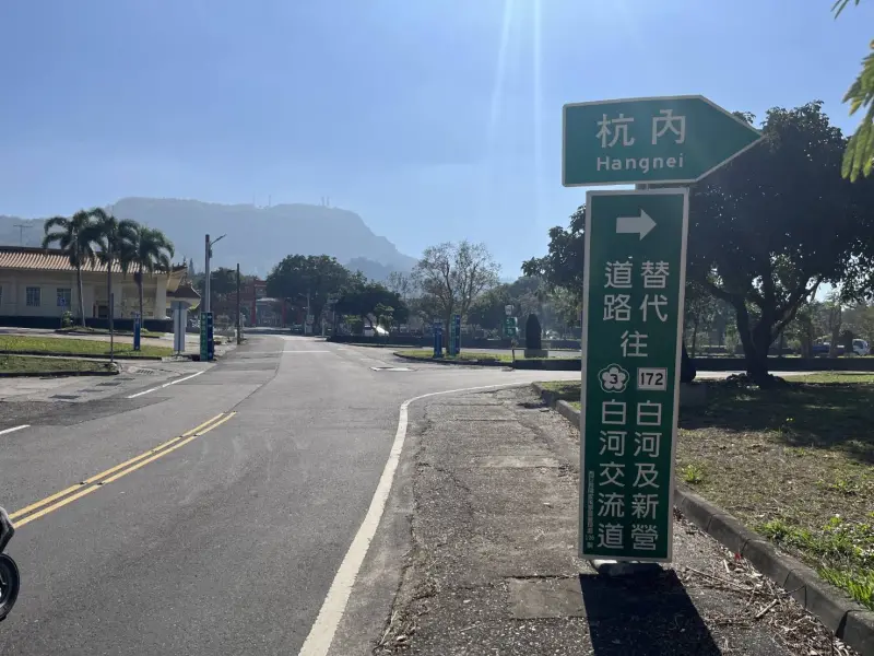 ▲台南市白河東山區，擁有許多著名觀光景點，關子嶺溫泉商圈、水火同源、大仙寺、火山碧雲寺、崁頂福安宮、孚佑宮仙公廟，以及後壁區菁寮老街等等，每年春節都會湧入大量遊客及朝聖參拜車潮，白河警分局為了讓用路人行車更順暢，已規劃交通疏導措施。（圖／警方提供）