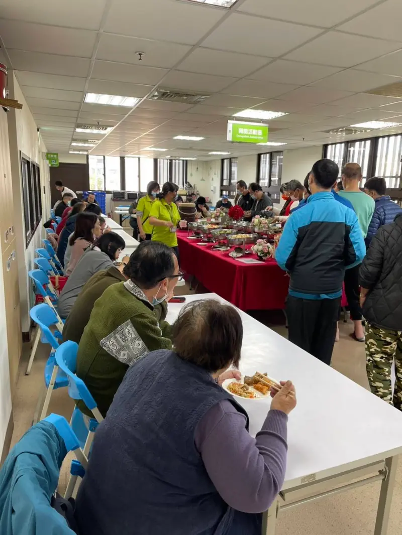 ▲維新醫療復健中心辦尾牙，學員家屬和工作人員熱鬧餐敘感受年節氛圍。（圖／民眾提供）
