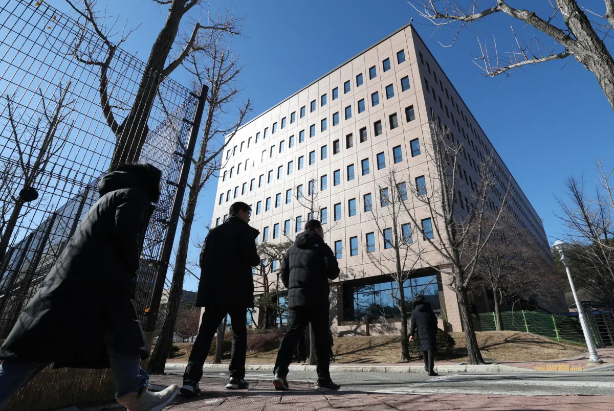 ▲15日晚間驚傳有一位身分不明人士，在京畿道果川市公調處辦公大樓附近停車場自焚，詳細案發經過仍待調查釐清。辦公大樓資料照。（圖／翻攝自韓國中央日報）