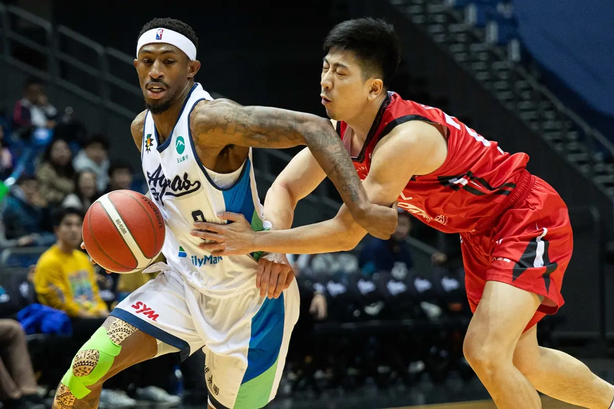 ▲高雄全家海神職業籃球隊15日迎戰臺北台新戰神隊，修正前次對戰籃板與外線缺失，海神隊上半場取得雙位數領先，第四節再藉克雷格與摩爾斯兩人多次小組搭配，以及艾德的三分砲火甩開戰神，終場98：76取得主場對戰神三連勝。圖為洋將克雷格。（圖／海神提供）