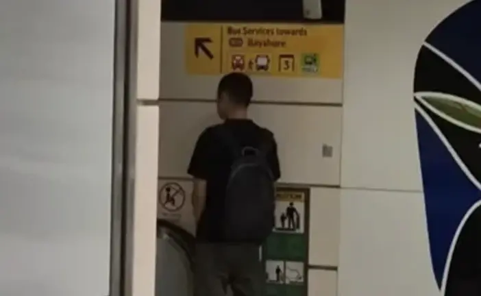 ▲一名中國男被人目擊在新加坡地鐵的手扶梯小便。（圖／翻攝自X）