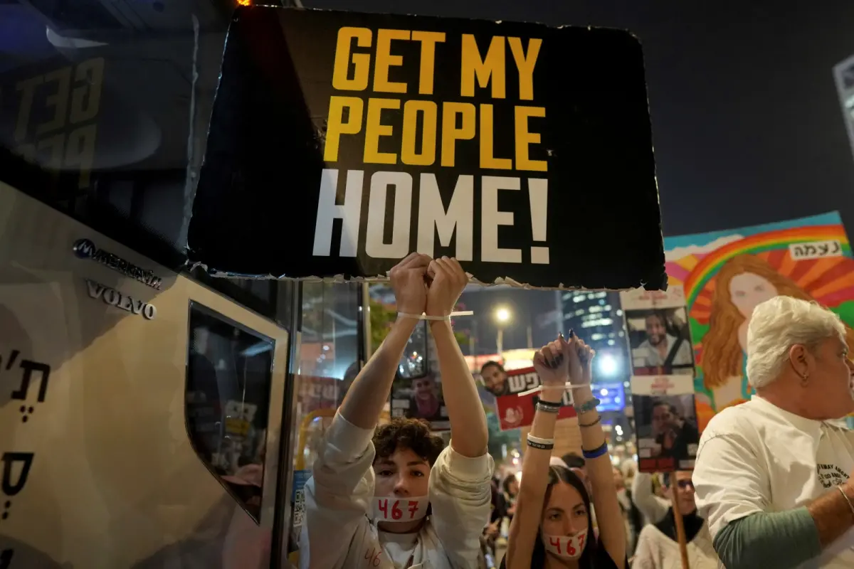 ▲哈馬斯宣布暫停人質釋放計畫，理由是以色列違反停火協議。圖為先前上街抗議，希望人質盡早獲釋的民眾。（圖／美聯社／達志影像）