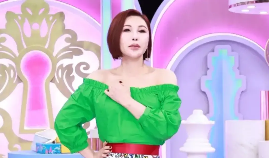 ▲利菁（如圖）昨日受訪時脫口爆料謝金燕小孩「生父」的身分，她在現場當場道歉，昨日深夜回家後也發文2度致歉，並跟謝金燕說自己會唸佛經反省，「原諒我的失察之錯」。（圖／記者吳翊緁攝）