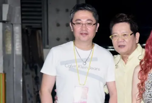 ▲楊宗憲(左1)是影視大亨楊登魁的兒子,也是知名台語歌手,更被盛傳和謝金燕交往過。(圖/資料照)右為鄭進一 ▲楊宗憲(左1)是影視大亨楊登魁的兒子,也是知名台語歌手,更被盛傳和謝金燕交往過。(圖/資料照)右為鄭進一