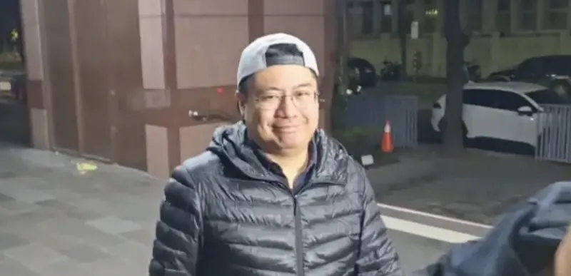 ▲新北市警察局土城分局偵查隊長黃祺瑋，涉虛擬貨幣洗錢案，凌晨移送北檢偵訊，訊後以50萬元交保。（圖／翻攝畫面）