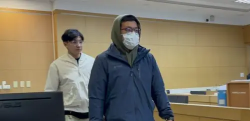 ▲刑事局偵查正張雅綸移，涉入虛擬貨幣洗錢案，凌晨移送送台北地檢署偵訊，訊後諭令50萬元交保。（圖／翻攝畫面）